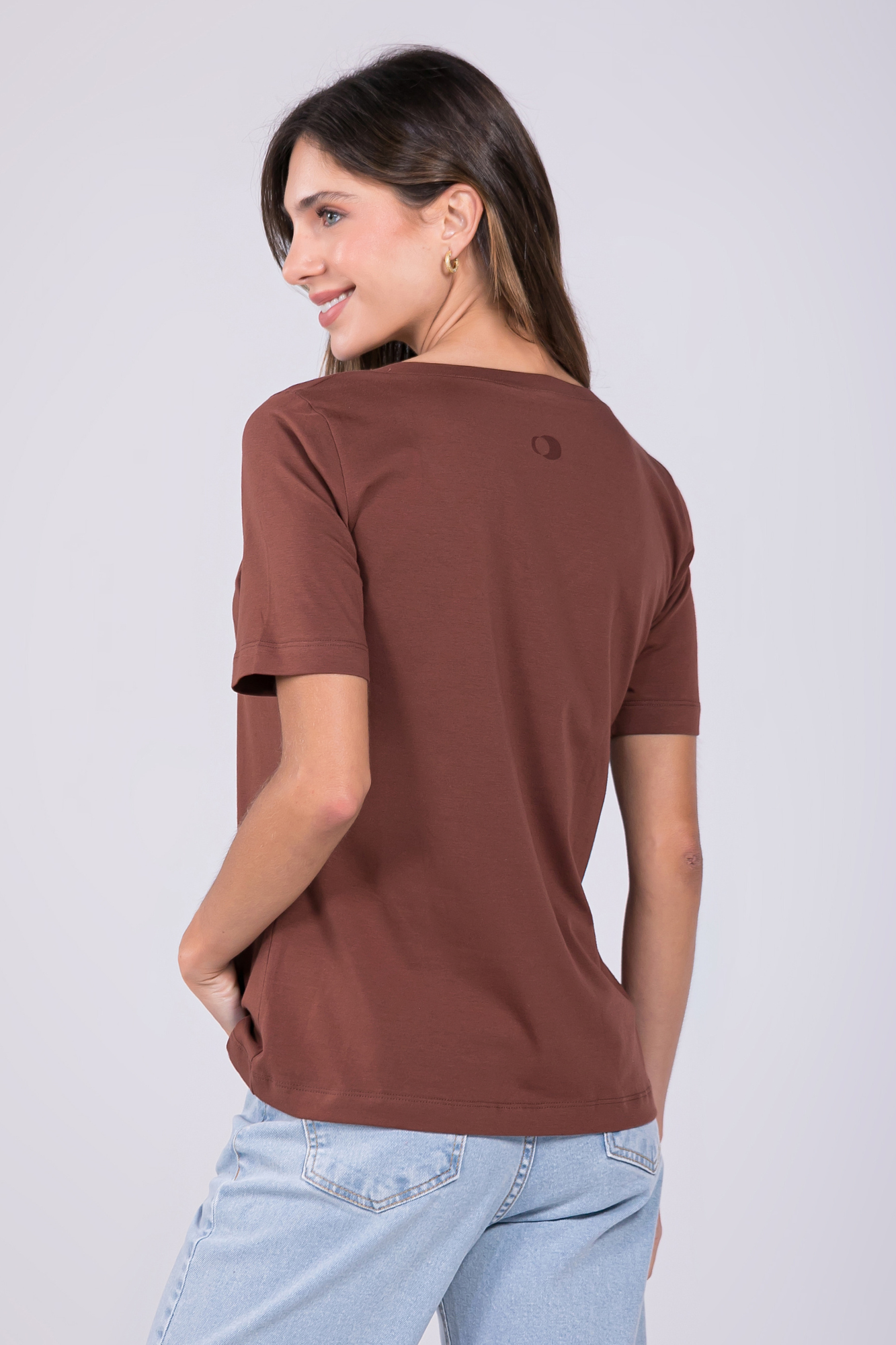 Camiseta Lisa New Moon Gola V Café