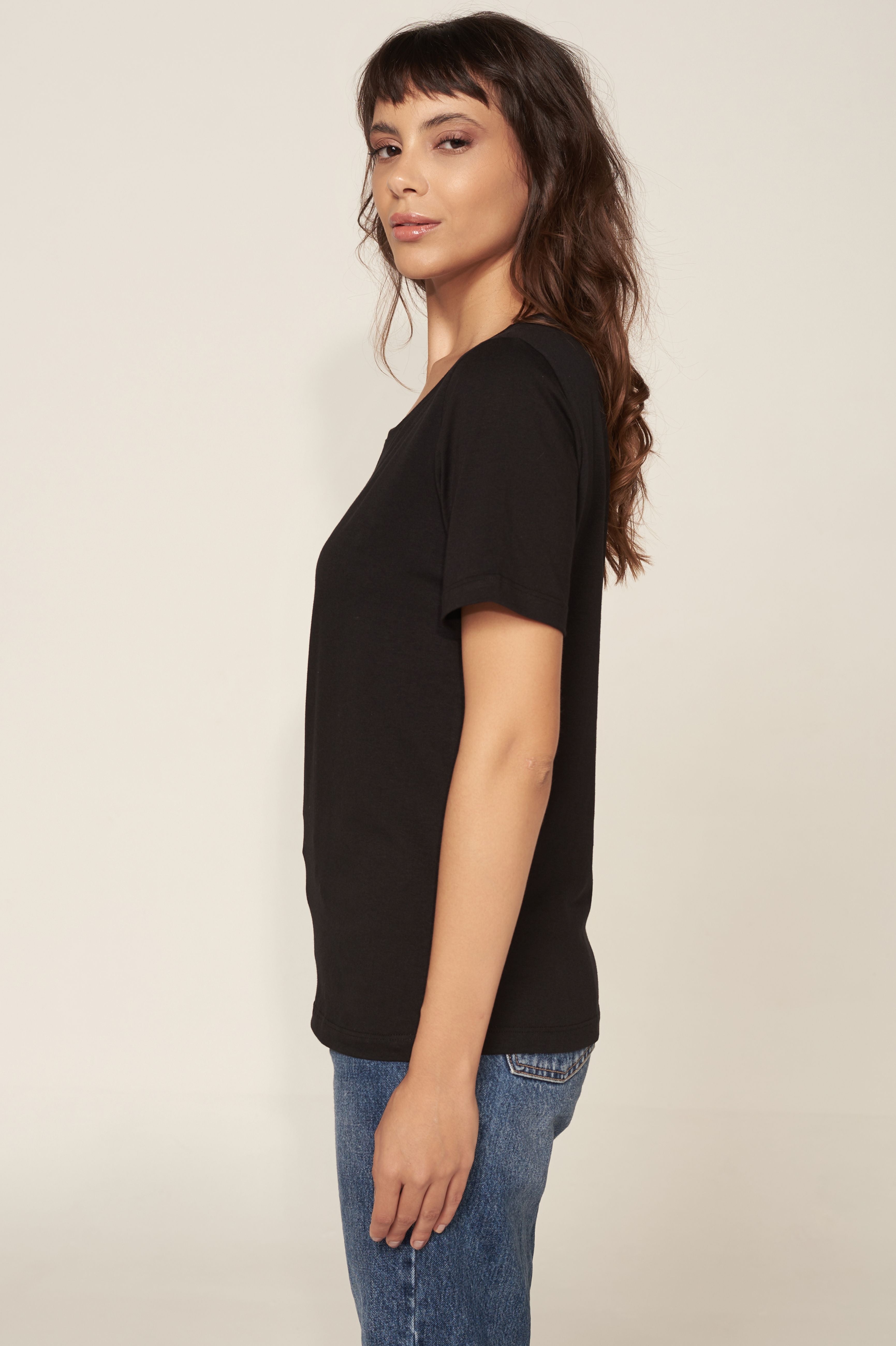 Camiseta Essential Moon Basics Gola O Preta