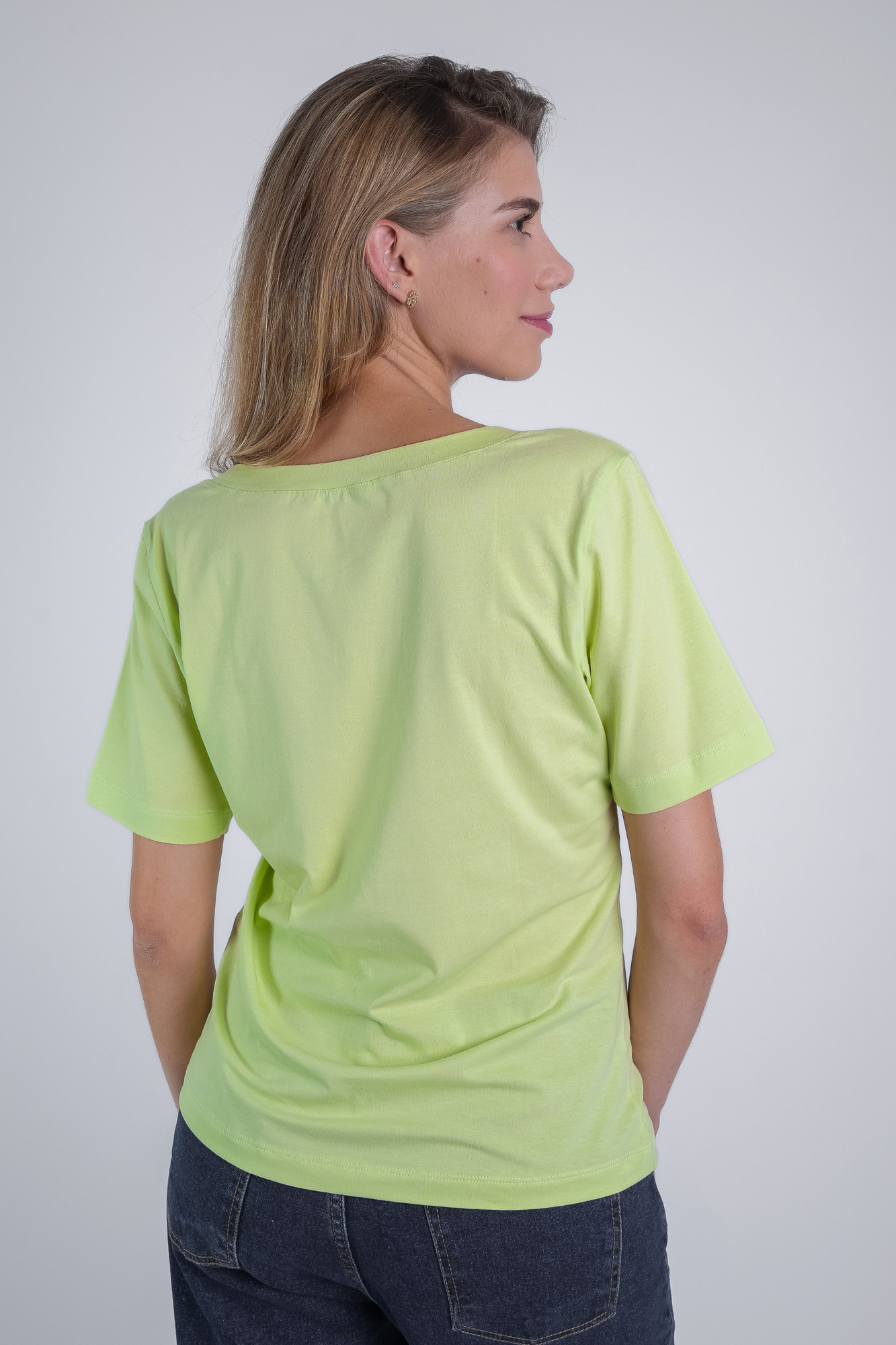 Camiseta Lisa New Moon Gola V Verde Matcha