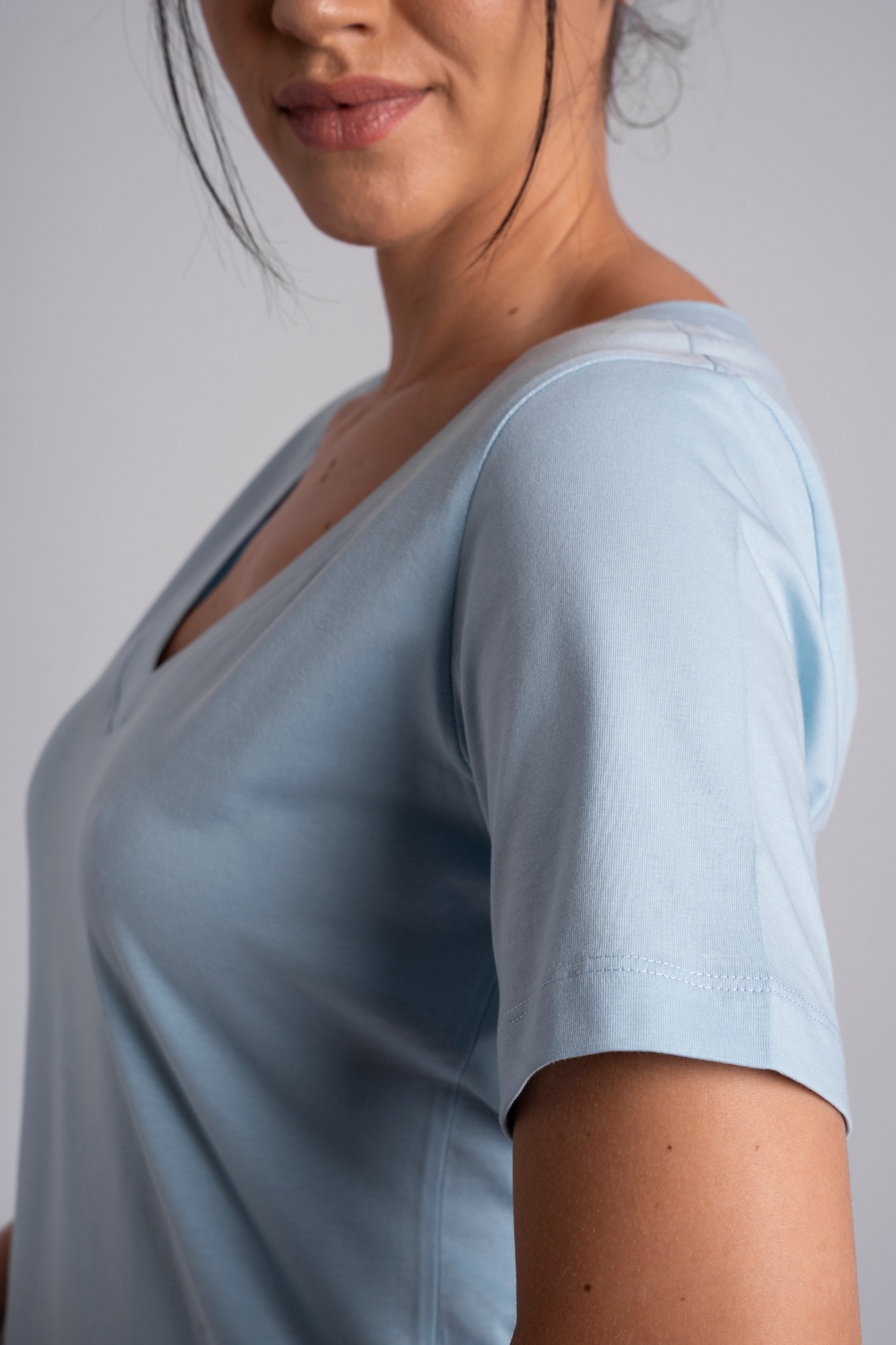 Camiseta Lisa New Moon Gola V Azul Céu