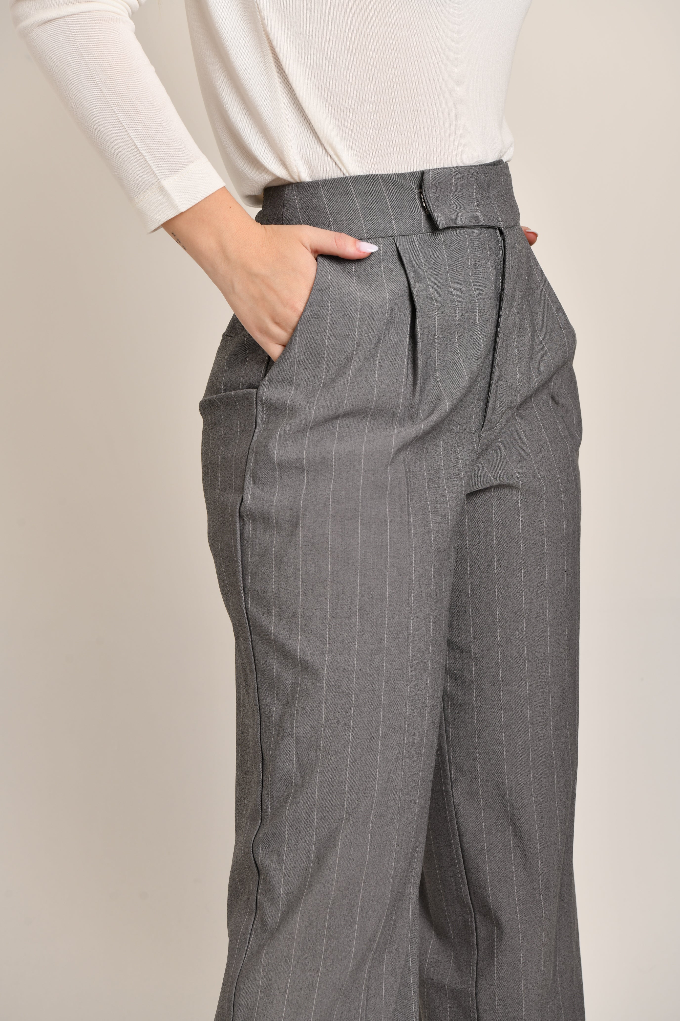Calça Alfaiataria Moon Risca de Giz Cinza