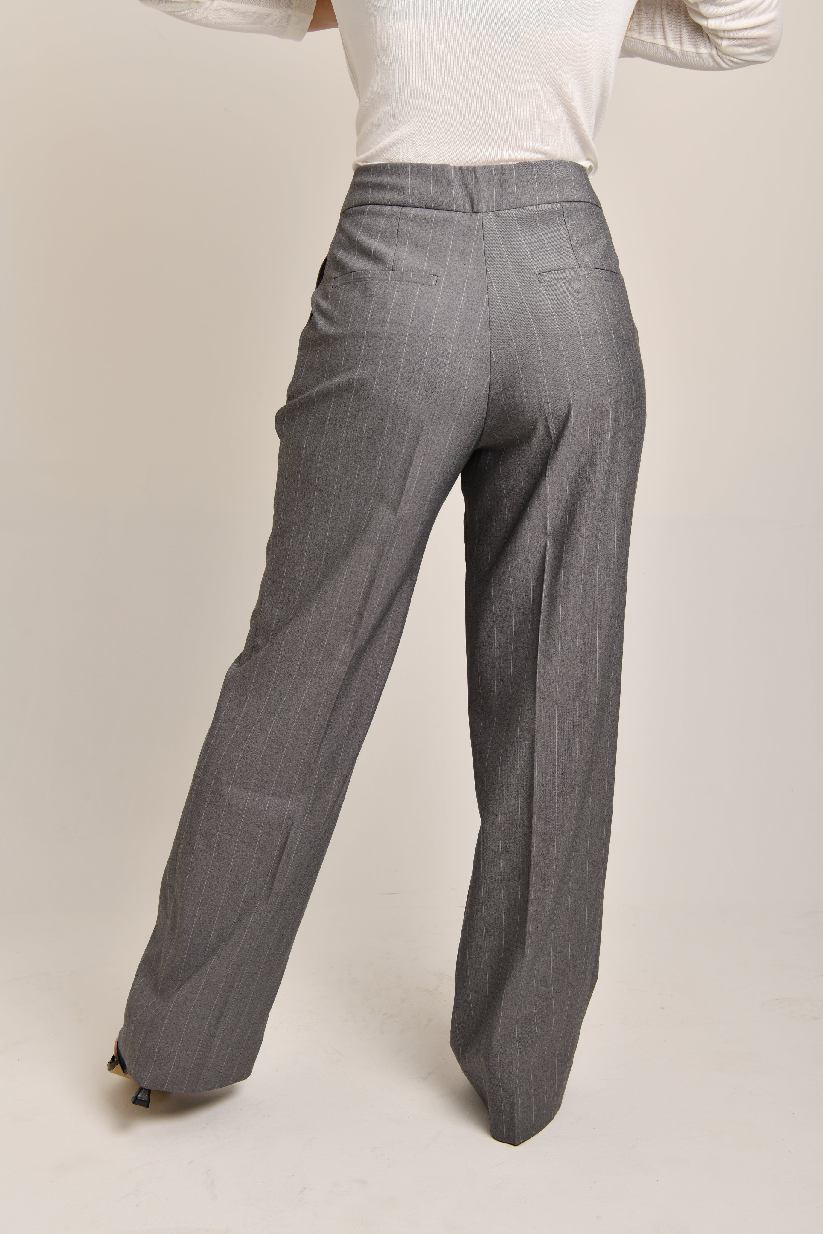 Calça Alfaiataria Moon Risca de Giz Cinza
