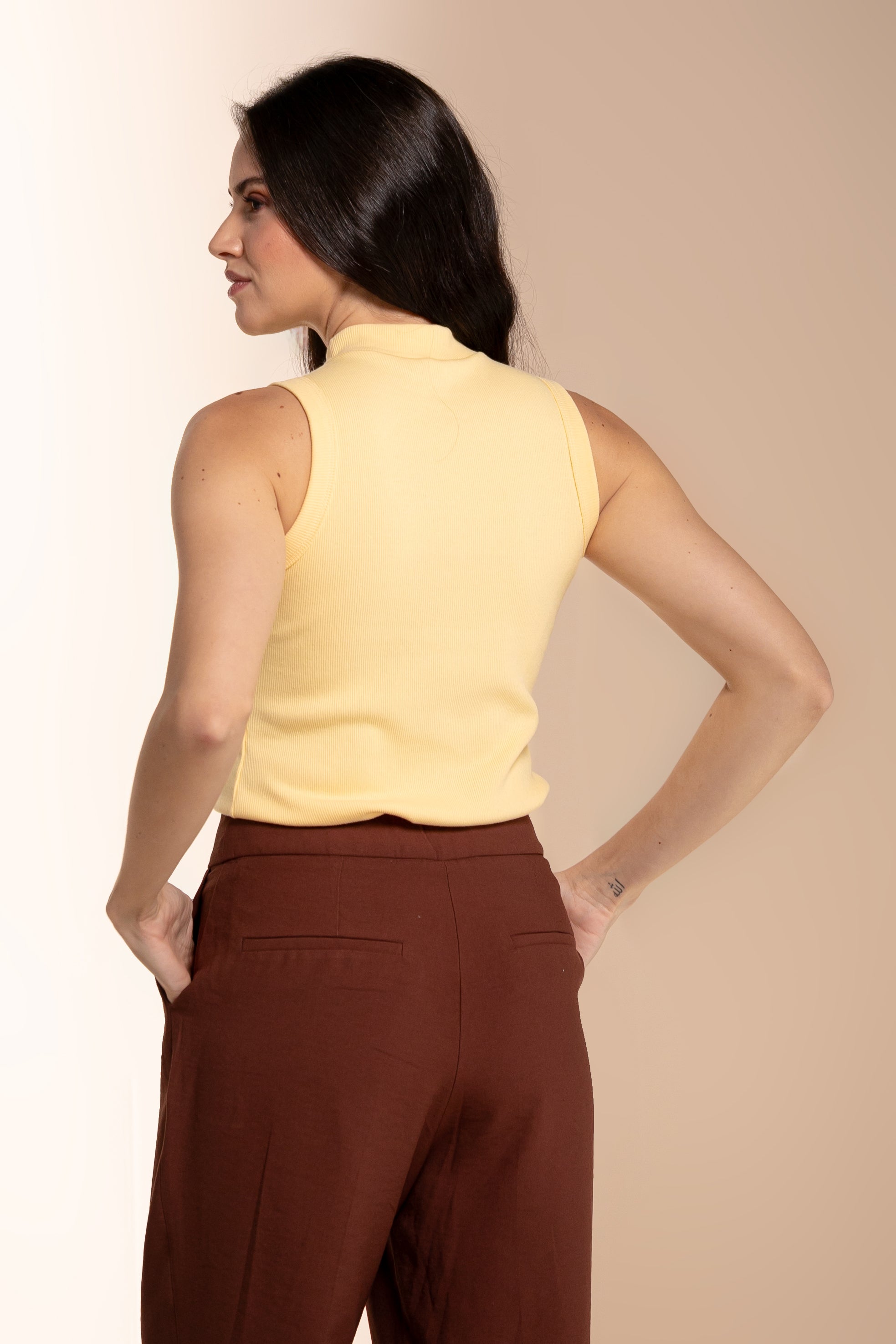 Regata Canelada Moon Gola Alta Amarelo Manteiga