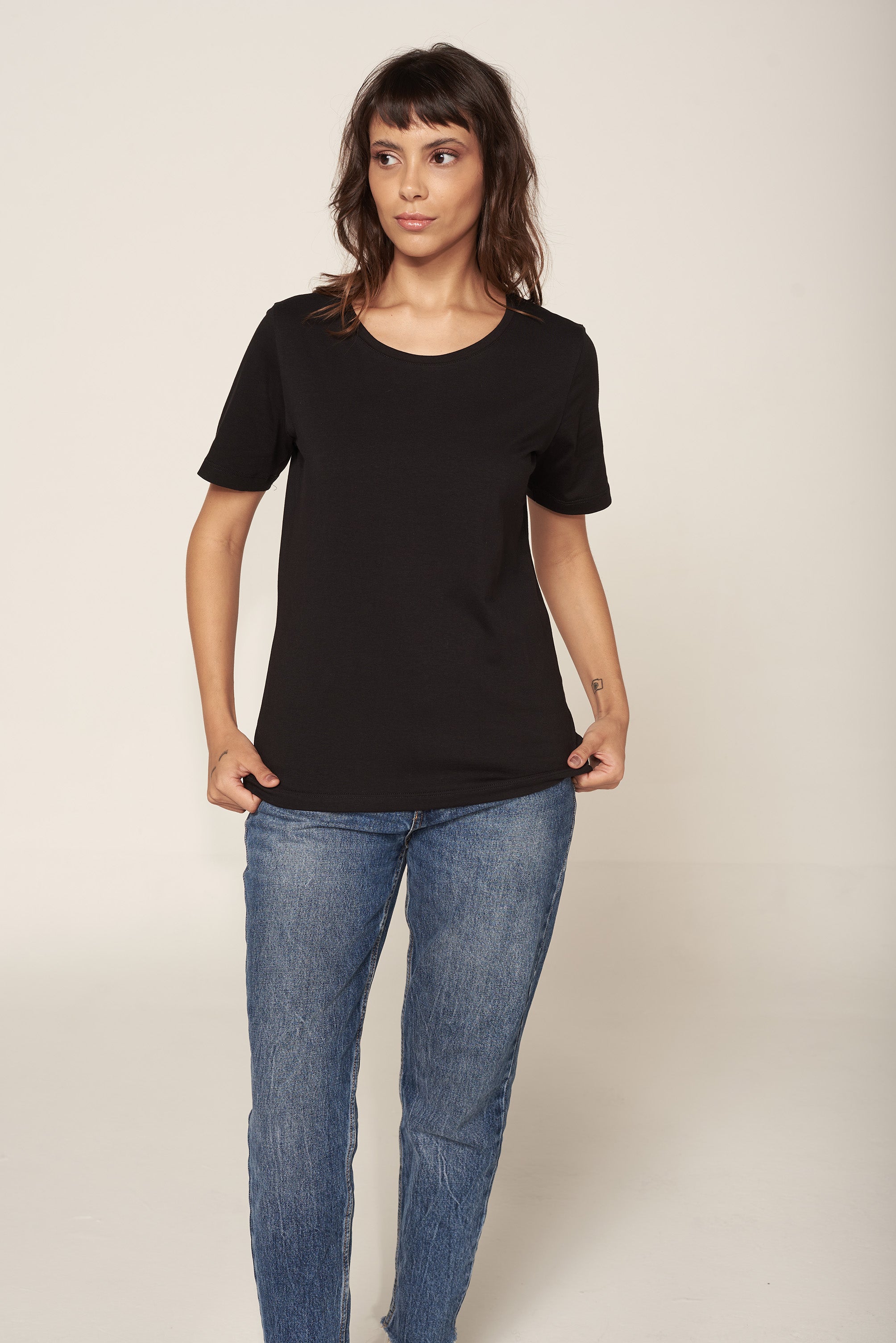 Camiseta Essential Moon Basics Gola O Preta