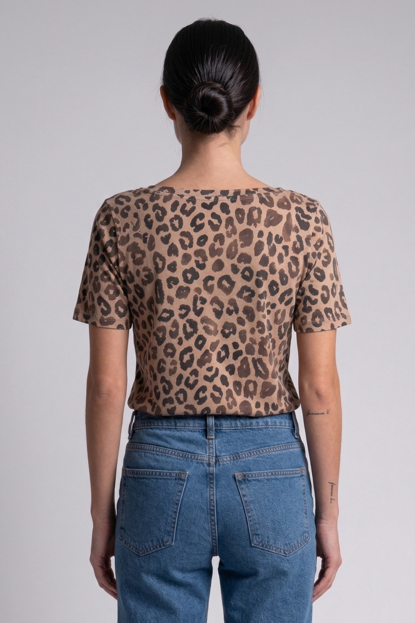 Camiseta New Moon Gola V Onça